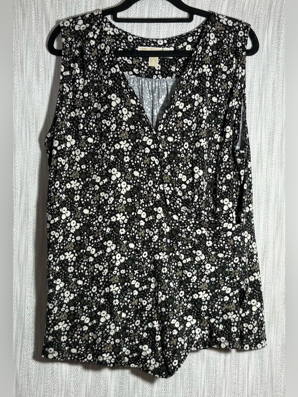 MICHAEL Michael Kors Black and White Floral V-Neck Sleeveless Top